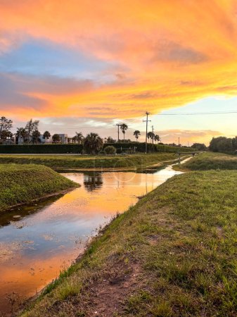 Téléchargez les photos : Coucher de soleil sur les canaux de drainage du sud de la Floride - en image libre de droit