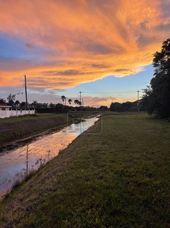 Foto de Puesta de sol sobre los canales de drenaje del sur de Florida - Imagen libre de derechos