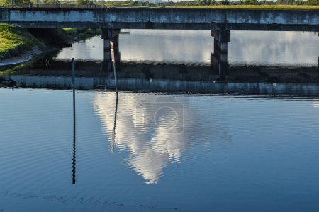 Foto de Nube esponjosa reflejándose en el agua del pantano - Imagen libre de derechos