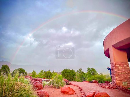 Téléchargez les photos : Jour de pluie arc-en-ciel dans les roches rouges de Sedona - en image libre de droit