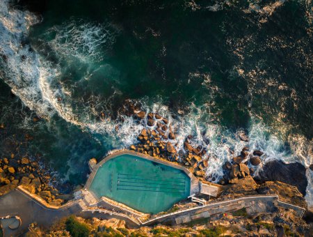 Téléchargez les photos : Vue aérienne par drone de la Bronte Ocean Pool à Sydney, au lever du soleil, tôt le matin, en Nouvelle-Galles du Sud, Australie. Photo prise en Australie. - en image libre de droit