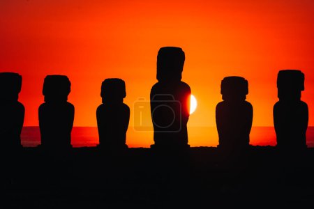 Téléchargez les photos : Lever du soleil à Ahu Tongariki avec des statues Moai sur l'île de Pâques, Rapa Nui, Chili. Photo prise à Rapa Nui, Île de Pâques, Chili. - en image libre de droit