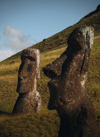Foto de Estatuas de Moai en el Volcán Rano Raraku en Isla de Pascua, Parque Nacional Rapa Nui, Chile. Foto tomada en Chile. - Imagen libre de derechos