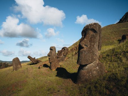 Téléchargez les photos : Statues Moai dans le volcan Rano Raraku à l'île de Pâques, parc national de Rapa Nui, Chili. Photo prise au Chili. - en image libre de droit