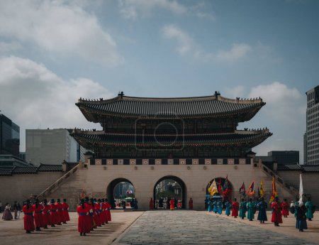 Foto de SEÚL, COREA DEL SUR - 25 de marzo de 2023: El cambio de la manifestación de la guardia en el Palacio Gyeongbokgung el 25 de marzo de 2023 en Seúl, Corea del Sur. - Imagen libre de derechos