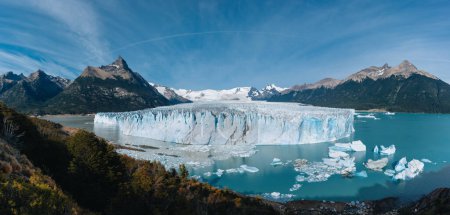 Foto de Vista panorámica del gigantesco glaciar Perito Moreno, su lengua y laguna en Patagonia, Argentina, día soleado, cielo azul. Foto tomada en Argentina - Imagen libre de derechos