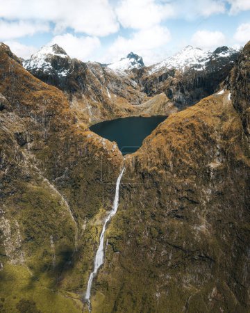 Foto de Increíble vista aérea de la montaña Lake Quill y Sutherland Falls en el vuelo panorámico desde Milford Sound a Queenstown, Fiordland, Nueva Zelanda. Foto tomada en Nueva Zelanda. - Imagen libre de derechos