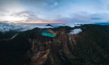 Foto de Vista aérea del volcán Danau Kelimutu en Ende. Salida del sol con lagos de cráter de colores. East Nusa Tenggara Vista aérea. Foto tomada en Inonesia. - Imagen libre de derechos