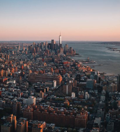 Téléchargez les photos : New York Manhattan Coucher de soleil vue aérienne. Surplombant Manhattan vers le centre-ville. Photo prise à New York. - en image libre de droit