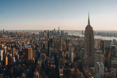 Foto de Increíble vista panorámica del horizonte de la ciudad de Nueva York. rascacielos al atardecer. Vista sobre Midtown y el centro y distrito financiero. Foto tomada en Nueva York. - Imagen libre de derechos
