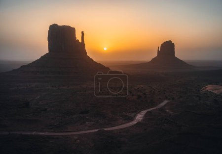 Téléchargez les photos : Monument Valley États-Unis Utah pendant le coucher du soleil et le lever du soleil avec vue sur les sœurs et butte mitaine ouest. Photo prise en Utah - en image libre de droit