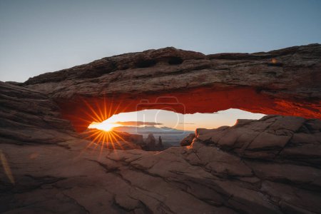 Blick durch Natural Arch, Mesa Arch, Sunrise, Grand View Point Road, Island in the Sky, Canyonlands National Park, Moab, Utah, USA, Nordamerika. Foto aus den USA.