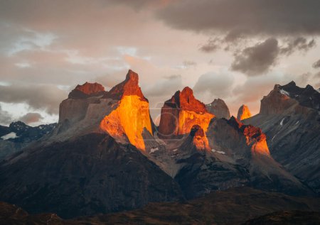 Parc national Torres Del Paine, Chili. Patagonie. Montagnes Cuernos, lever de soleil au lac Pehoe. Couleurs d'or brillant.