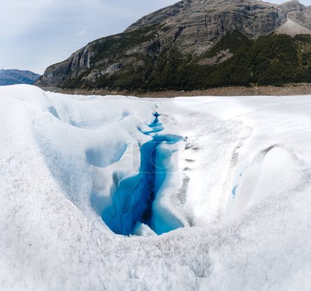 Foto de Hermosos glaciares fluyen por las montañas. Primer plano del río glaciar azul.. - Imagen libre de derechos