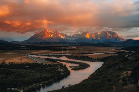 Foto de Parque Nacional Torres Del Paine, Chile. Patagonia. Montañas Cuernos, Salida del sol en el lago Pehoe. Brillantes colores dorados. - Imagen libre de derechos