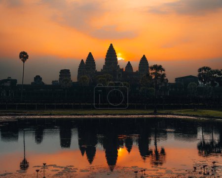 Téléchargez les photos : Angkor Wat au Cambodge au lever du soleil. - en image libre de droit