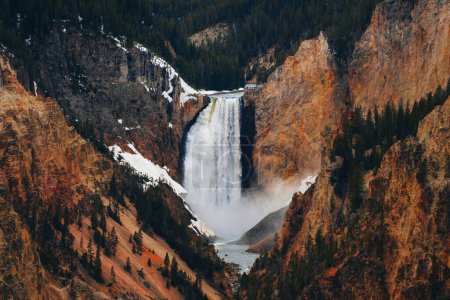 Foto de Yellowstone Lower Falls del Gran Cañón en el Parque Nacional de Yellowstone, Wyoming - Imagen libre de derechos