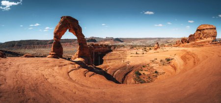Téléchargez les photos : Magnifique panorama de l'arche délicate dans le parc national des arcs en moab, États-Unis d'Amérique par une journée ensoleillée avec ciel bleu et nuage - en image libre de droit