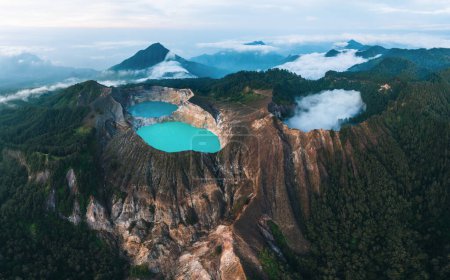 Foto de Vista aérea del volcán Danau Kelimutu en Ende. Amanecer. Lago colorido del cráter. East Nusa Tenggara Vista aérea. Foto tomada en indonesia. - Imagen libre de derechos