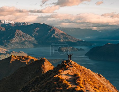 Foto de Roys pico hermoso paisaje de montaña de fondo. Lago Wanaka Nueva Zelanda. Vistas a las montañas con vistas panorámicas del paisaje alpino. Senderismo en Nueva Zelanda. Turismo popular y ubicación de viajes - Imagen libre de derechos