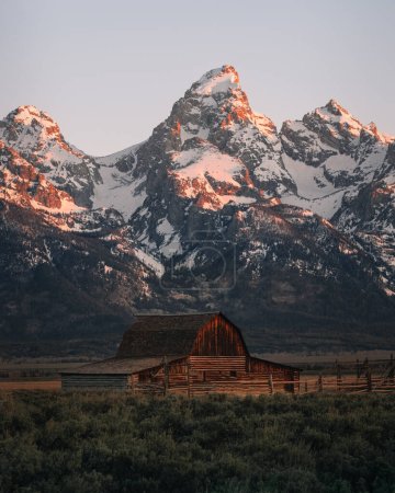John Moulton Barn im Grand Teton National Park in der Mormon Row bei Sonnenaufgang. Foto aus den USA.