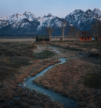Téléchargez les photos : Une grange pionnière mormone américaine sur Mormon Row dans le parc national Grand Teton au lever du soleil. Wyoming, États-Unis - en image libre de droit