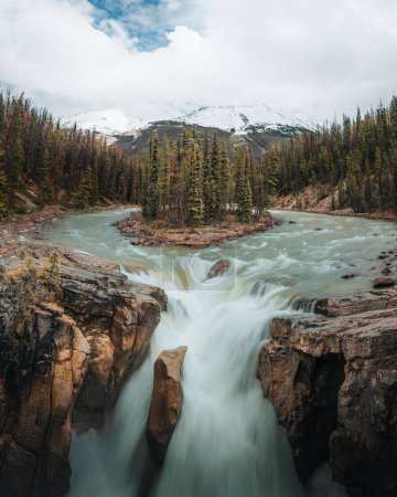 Foto de Hermosa vista de Sunwapta Falls - Parque Nacional Jasper, Canadá. Foto tomada en Canadá. - Imagen libre de derechos