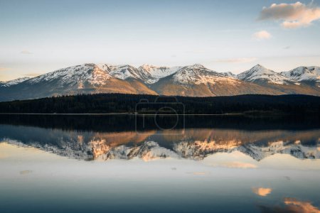 Téléchargez les photos : Lever de soleil sur le lac Pyramid, parc national Jasper, montagnes Rocheuses canadiennes Alberta, Canada - en image libre de droit