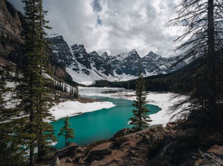 Téléchargez les photos : Première neige Matin au lac Moraine dans le parc national Banff Alberta Canada Lac de montagne couvert de neige en hiver dans une atmosphère hivernale. Belle photo de fond
. - en image libre de droit