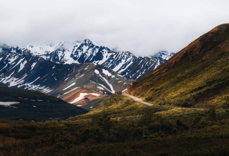Alaska Denali National Park. Denali Park Straße, die zu farbenfrohen Bergen führt. Frühling und Winter. Usa.