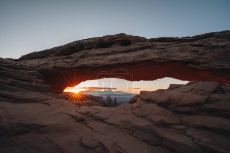 Téléchargez les photos : Vue à travers Natural Arch, Mesa Arch, Sunrise, Grand View Point Road, Island in the Sky, Canyonlands National Park, Moab, Utah, États-Unis, Amérique du Nord. Photo prise aux États-Unis. - en image libre de droit