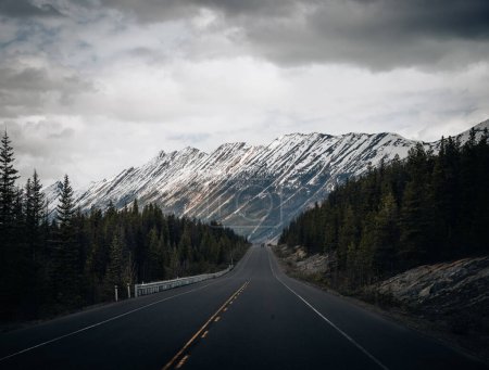Foto de La carretera 93 hermosa Icefield Parkway en otoño Jasper y banff Parque Nacional, Canadá. - Imagen libre de derechos