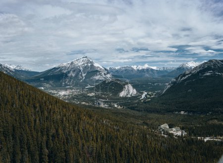 Téléchargez les photos : Vue sur la vallée de la Bow et le mont Cascade depuis le sommet du mont Tunnel en hiver, parc national Banff, Alberta, Canada. - en image libre de droit