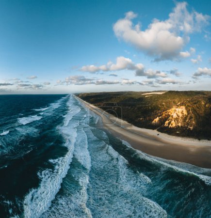 Foto de Vista aérea de la playa de 75 millas, Fraser Island, Queensland, Australia. Disparo durante la salida del sol con cañón rojo - Imagen libre de derechos