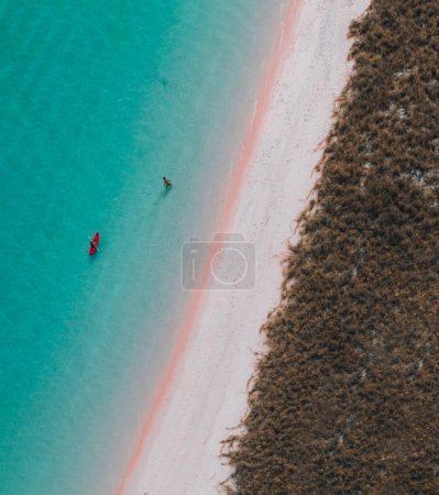 Téléchargez les photos : Femme marchant et appréciant la plage tropicale vide de paradis. Personne par ici. Vue aérienne de Padar île de Pink Beach. Photo verticale - en image libre de droit