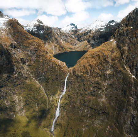 Foto de Increíble vista aérea de la montaña Lake Quill y Sutherland Falls en el vuelo panorámico desde Milford Sound a Queenstown, Fiordland, Nueva Zelanda. Foto tomada en Nueva Zelanda. - Imagen libre de derechos