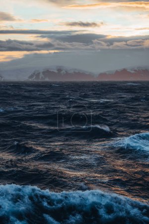 Téléchargez les photos : Le soleil de minuit au-dessus des icebergs du passage Drake près de la péninsule Antarctique en Antarctique - en image libre de droit
