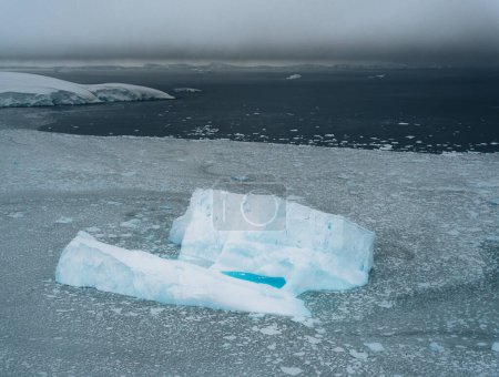 Téléchargez les photos : Vue sur l'iceberg. Parties supérieures et sous-marines de l'iceberg. Vue sur drone Antarctique et Arctique Groenland - en image libre de droit