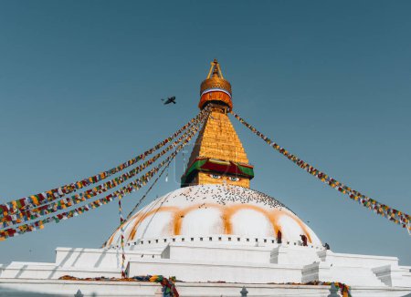 Foto de Famoso antiguo Boudhanath Stupa, también llamado Boudnath, o Boudha en Katmandú, Nepal. Es uno de los símbolos más remarcable de Buddism. Foto tomada en un día despejado con cielo azul. Foto tomada en Nepal - Imagen libre de derechos