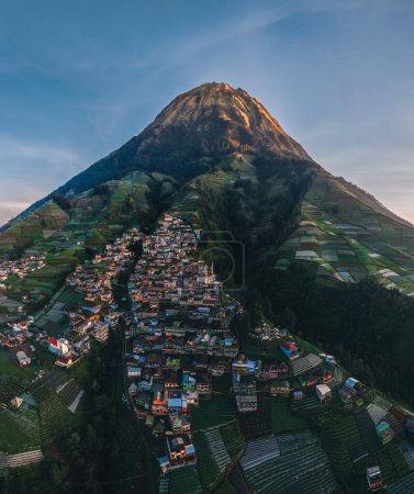 Foto de Vista aérea La belleza de construir casas en el campo de la ladera de la montaña en la mañana. Nepal van Java es un tour rural en las laderas del monte Sumbing, Java Central - Imagen libre de derechos