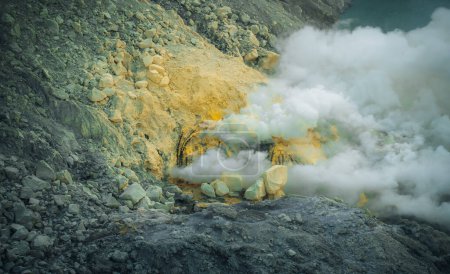 Foto de Mineros de azufre dentro del cráter del volcán Ijen, Java Oriental, Indonesia
. - Imagen libre de derechos