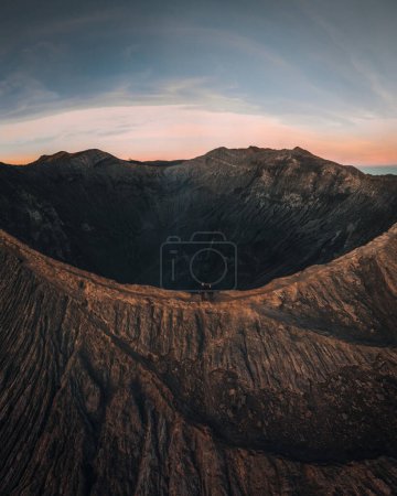 Foto de Vista aérea del cráter Bromo Mountain, Java Oriental, Indonesia. hombre de pie en el borde del cráter de Bromo, de alto contraste, Bromo Tengger Semeru Parque Nacional. - Imagen libre de derechos