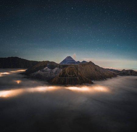 Foto de La Vía Láctea a través del Monte Bromo, Java Oriental, Indonesia. - Imagen libre de derechos