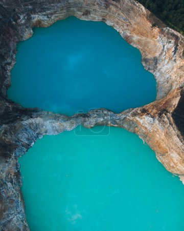 Foto de Vista aérea del volcán Danau Kelimutu en Ende, isla Flores. Amanecer. Lago colorido del cráter. East Nusa Tenggara Vista aérea. - Imagen libre de derechos