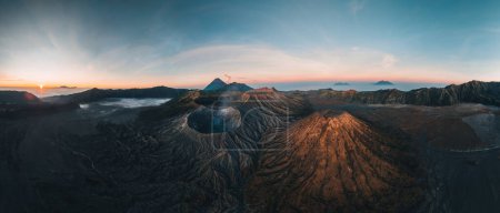 Foto de Vista aérea del cráter Bromo Mountain, Java Oriental, Indonesia. hombre de pie en el borde del cráter de Bromo, de alto contraste, Bromo Tengger Semeru Parque Nacional. - Imagen libre de derechos