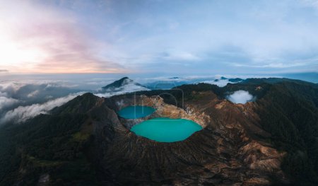 Foto de Vista aérea del volcán Danau Kelimutu en Ende, isla Flores. Amanecer. Lago colorido del cráter. East Nusa Tenggara Vista aérea. - Imagen libre de derechos