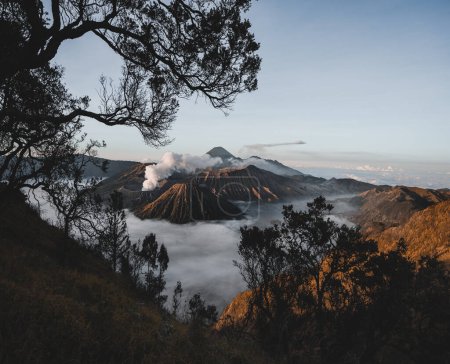 Foto de Hermoso amanecer en el Monte Bromo, el volcán activo en el Parque Nacional Bromo Tengger Semeru, Java Oriental, Indonesia - Imagen libre de derechos