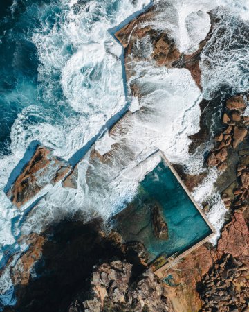 Téléchargez les photos : North Curl Curl piscine rocheuse avec vagues entrantes. - en image libre de droit