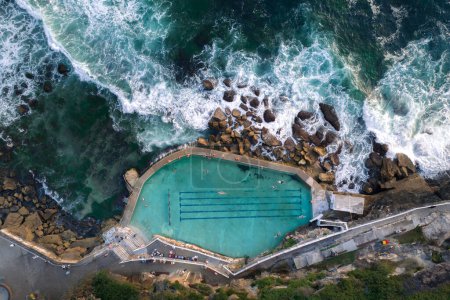 Téléchargez les photos : Vue aérienne par drone de Bronte Ocean Pool à Sydney, Nouvelle-Galles du Sud Australie. Photo prise en Australie. - en image libre de droit
