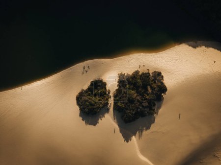 Foto de Vista aérea del lago Wabby rodeado de exuberante selva tropical y una duna de arena masiva, Kgari, Fraser Island, Queensland, Australia - Imagen libre de derechos